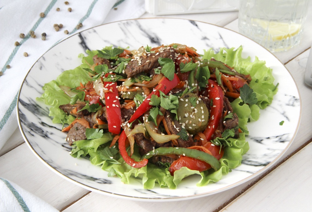 Теплый салат из мраморной говядины, овощей и маринованным огурчиком