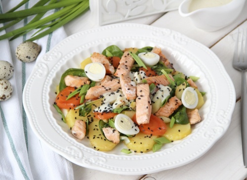 Теплый салат из лосося с отварными овощами